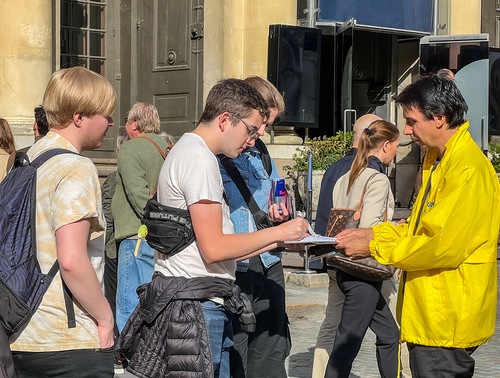 People learn about Falun Dafa and the CCP’s persecution during activities in front of the Nobel Prize Museum on September 16.