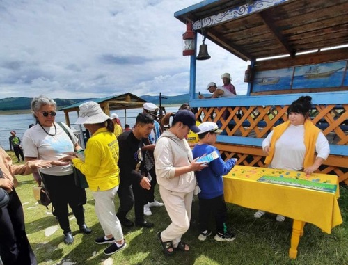 Falun Dafa practitioners went to the famous and scenic Kusugur Lake area to introduce the public to the spiritual practice.