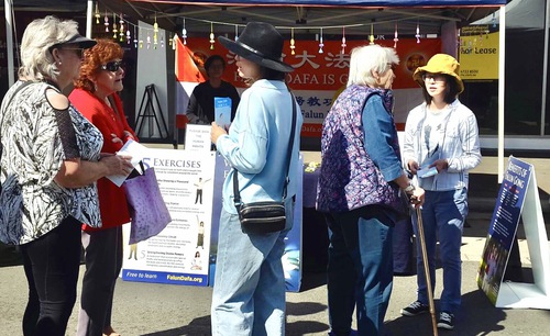 Locals warmly welcomed practitioners and were interested in learning about Falun Dafa at the Springwood Spring Festival on September 2, 2023.