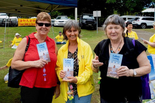 Practitioners introduced Falun Dafa at the Port Douglas market on August 27, 2023.