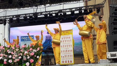 Practitioners’ waist drum team performed at the fair.