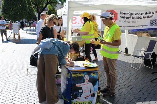 Visitors sign a petition requesting the Hungarian government to recognize the CCP’s persecution of Falun Dafa and show their support for the efforts to end this persecution.
