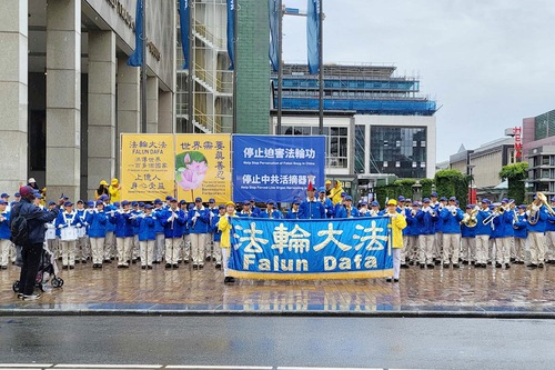 On September 23, 2023, the European Tian Guo Marching Band performed next to Chinatown and in the city center of Rotterdam, the second largest city in the Netherlands, to let more people know about Falun Gong and understand the truth.