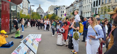 Practitioners explained what Falun Dafa is and answered people’s questions during an event in Antwerpen.