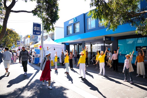 Practitioners demonstrate the exercises and talk with visitors about Falun Dafa and the CCP’s persecution during the Melbourne Moon Festival on September 30, 2023.