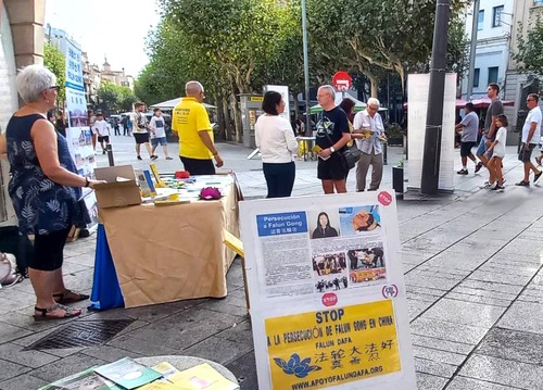 Practitioners held an event in Mataro to introduce Falun Dafa on September 16.