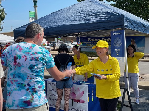Many festival-goers learned about Falun Dafa.