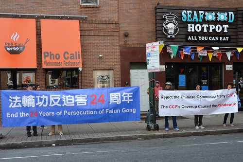 Falun Dafa practitioners held an event in Philadelphia’s Chinatown on October 15 to expose the Chinese Communist Party’s (CCP) persecution including live organ harvesting of practitioners for profit.