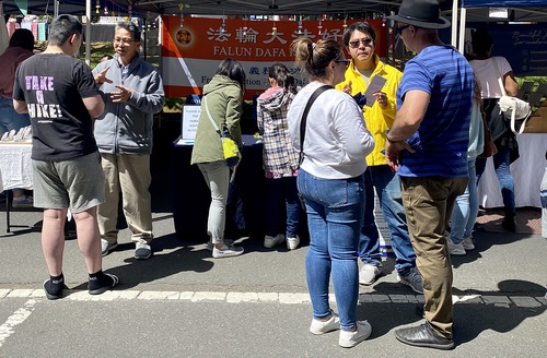 People learn about Falun Gong at the Leura Village Fair .