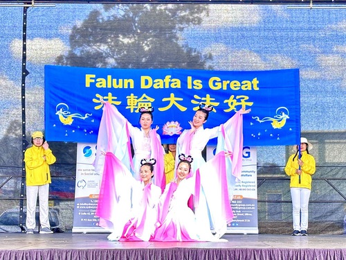 Falun Dafa practitioners demonstrated the five sets of Dafa exercises, as well as traditional dance and music performances on the stage of the Castle Hill Amusement Park Exhibition in Sydney.