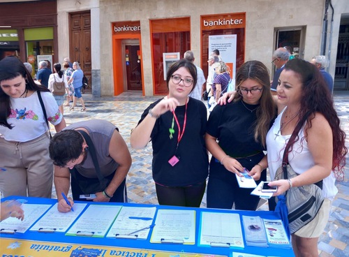 Residents of Cartagena sign a petition to support practitioners' efforts to end the persecution.