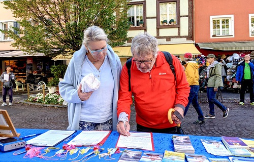 Locals sign the petition to support practitioners calling for an end to the persecution.