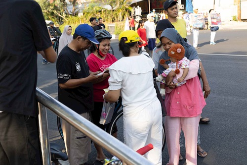 Spectators accept fliers from practitioners.