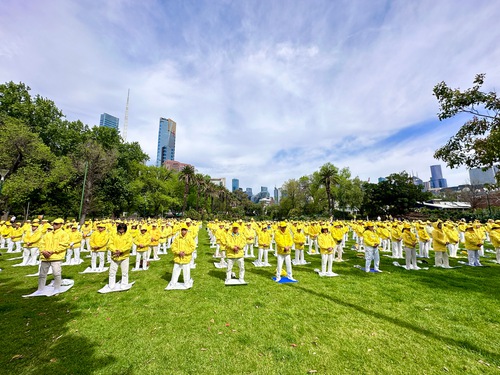 Practitioners did the Falun Dafa exercises in Alexandra Gardens on October 28, 2023.