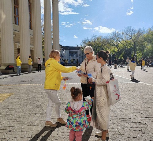 Practitioners distribute flyers and introduce Falun Dafa to locals and tourists.