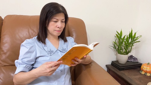 Luo Minjia reading Zhuan Falun.