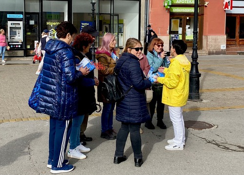People stopped to learn about Falun Dafa and the CCP’s persecution in China.