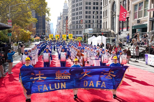 Falun Dafa practitioners participate in the Veterans Day Parade in New York City.