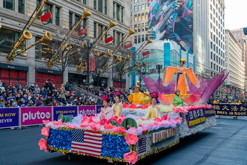 Falun Dafa practitioners encountered enthusiastic spectators during Chicago’s 89th Thanksgiving Parade on November 23.