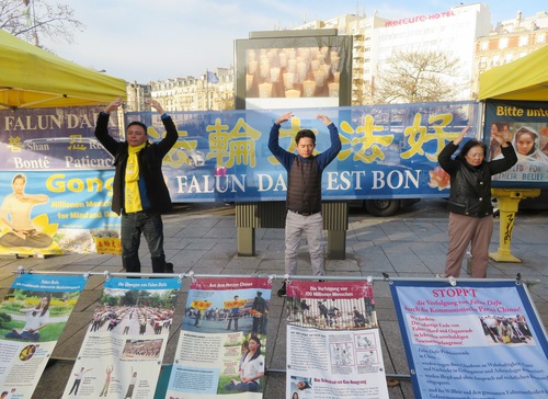Practitioners demonstrate exercises near the exhibition entrance.