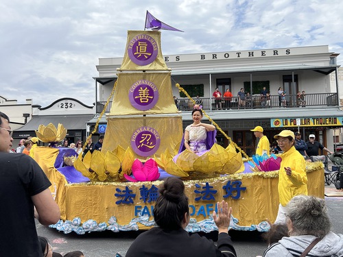 Spectators greet the Falun Dafa float