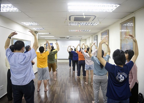 Attendees learn the second Falun Dafa exercise