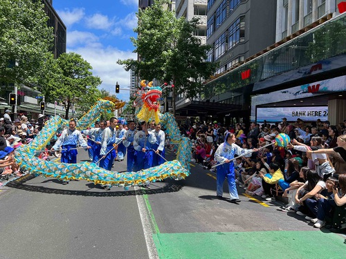 Falun Dafa practitioners participated in the Auckland Santa Parade on November 26, 2023.