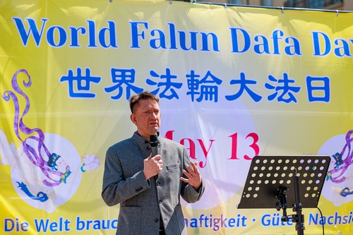 Mr. Ronald Gläser, Member of the Berlin State Parliament and vice chairman of the AfD, condemned the CCP’s persecution during a rally celebrating World Falun Dafa Day on May 13, 2023.