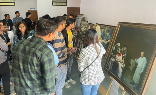 Many doctors, students, and guests visited the Art of Zhen Shan Ren Exhibition held at the Government Medical College and Hospital in Nagpur on December 22 and 23, 2023.