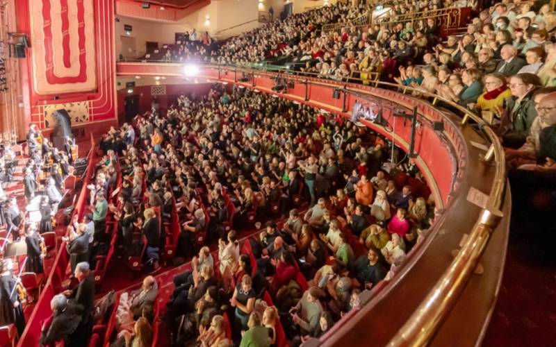 On the night of January 6, 2024, Shen Yun concluded its fourth performance at New Theatre Oxford with four curtain calls. (The Epoch Times)