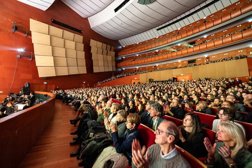 Shen Yun Global Company at the Teatro degli Arcimboldi in Milan, Italy, on the evening of January 19. The company presented seven performances in Milan January 16–21, all to full houses. (The Epoch Times)