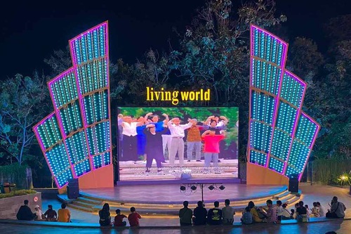 Showing the Falun Dafa introductory video at the Living World Mall in Denpasar