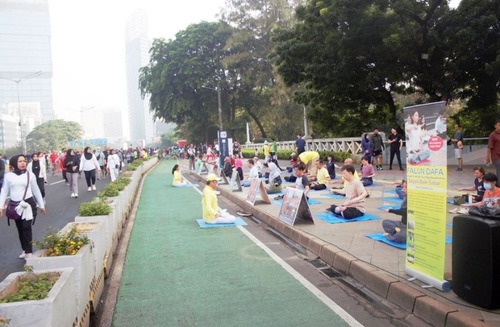 Practitioners’ exercise demonstrations attracted the attention of many people on January 7.