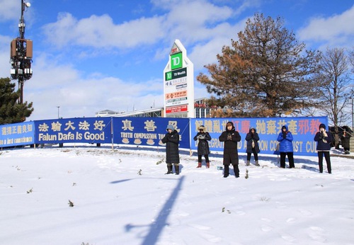 Practitioners who volunteer for the Global Service Centre for Quitting the CCP set up truth-clarification banners at Pacific Mall in Markham, Toronto.
