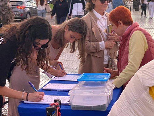 People sign the petition condemning the Chinese communist regime’s ongoing persecution of Falun Dafa.