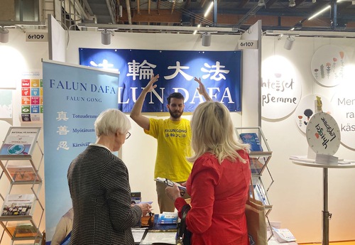 Many teachers were interested in learning about Falun Dafa at the Educa Messu event in Helsinki.