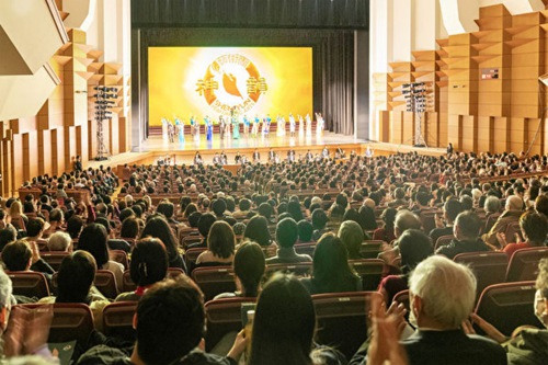 Shen Yun New York Company at the Bunkyo Civic Hall in Tokyo’s Bunkyo special ward on January 29. The company presented four performances in Bunkyo January 29–31, all to full houses. The local presenter had to add seats with partially obstructed view in order to meet the demand. (The Epoch Times)