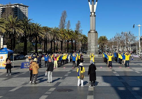 Practitioners held an event on the first day of Chinese New Year to tell people about Falun Dafa.