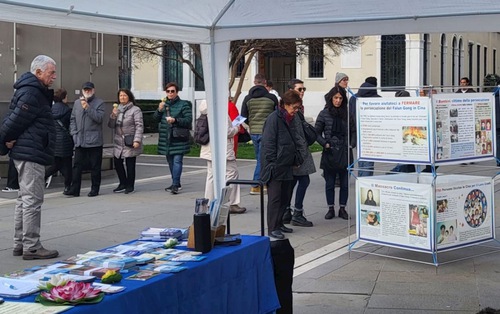Passersby read posters and sign petitions calling for an end to the persecution in China.