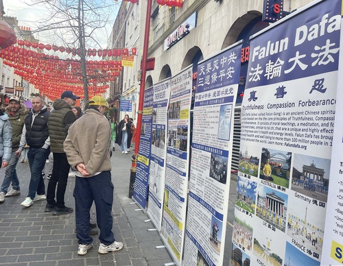 Residents and tourists read the information.