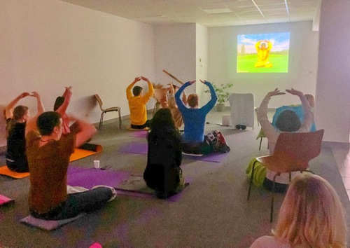 People learn the meditation exercise.