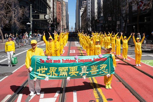 Falun Dafa practitioners participate in the St. Patrick’s Day Parade in San Francisco.