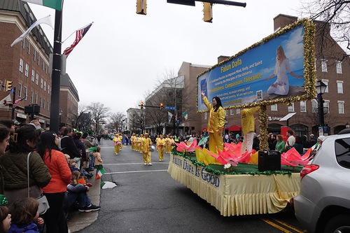 Demonstrating the Falun Dafa exercises on the float.