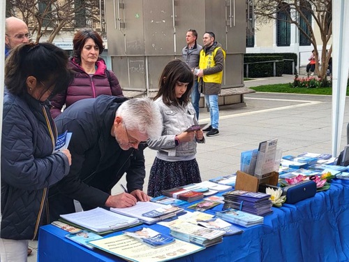 People sign the petition calling for an end to the CCP’s persecution.
