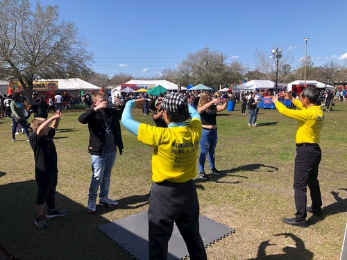 Many people learned the Falun Dafa exercises during the event.