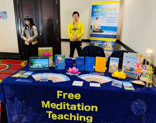 Visitors were interested in learning about Falun Dafa at the Meta Expo.
