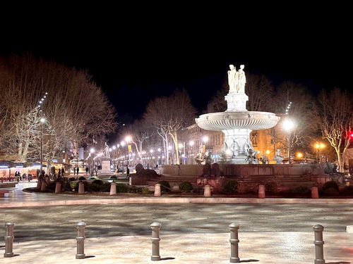 Night view of Aix-en-Provence, known as “the city of a thousand fountains.” In the photo is the well-known Fontaine de la Rotonde (Fountain of the Rotunda). (Minghui.org)