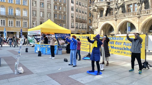 Practitioners introduce Falun Dafa at Marienplatz on March 2, 2024.