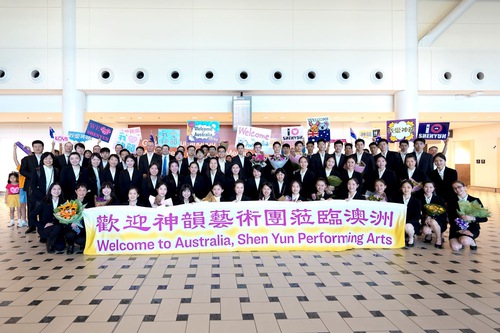 Shen Yun New York Company arrived at Australia’s Brisbane Airport on February 19 and was warmly welcomed by fans. (The Epoch Times)