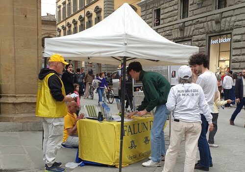 Introducing Falun Dafa on the Via Orsanmichele in Florence
